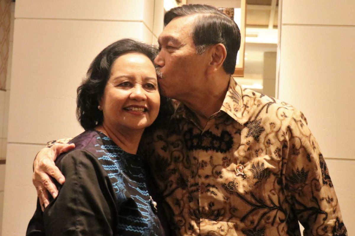 Menko Kemaritiman, Luhut Binsar Pandjaitan dan istri, Devi Pandjaitan Br Simatupang merayakan hari pernikahan ke-47 tahun. (Dok. Facebook Resmi Luhut Binsar Pandjaitan).