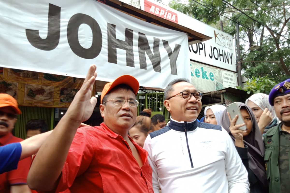 Pengacara Hotman Paris Hutapea (kiri) bersama Ketua MPR RI Zulkifli Hasan di Kopi Johny, Sabtu (17/2/2018).