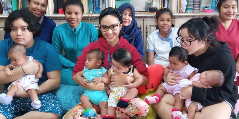 Mengenal Sosok Monica Soraya Yang Adopsi 6 Bayi Dari Keluarga Tak Mampu Halaman All Kompas Com