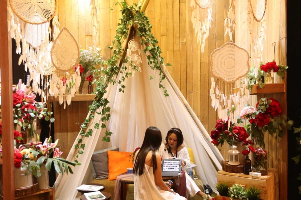 Suasana  acara pameran pernikahan  Bridestory Market , 600 vendor pernikahan hadir dalam acara ini di Indonesia Convention Exhibition (ICE) BSD, Tangerang, Kamis (27/7/2017). Pengunjung bisa mencari vendor untuk pesta pernikahan, mulai dari venue, fotografer, videografer, busana pengantin, undangan, katering hingga paket bulan madu, pameran ini akan berlangsung hingga 30 Juli 2017 mendatang. 