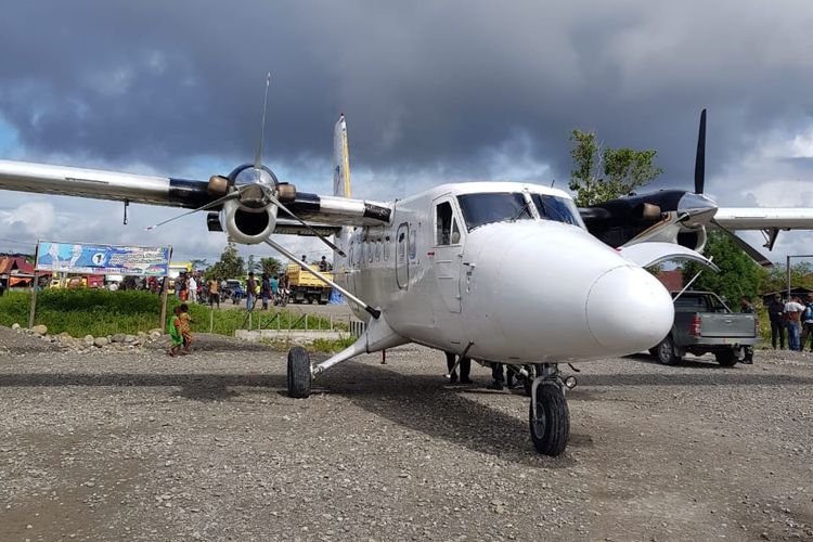 Pesawat Twin Otter Dimonim Air PK-HVU ditembaki orang tak dikenal di Bandara Kenyam, Kabupaten Nduga, Papua, Jumat (22/6/2018).