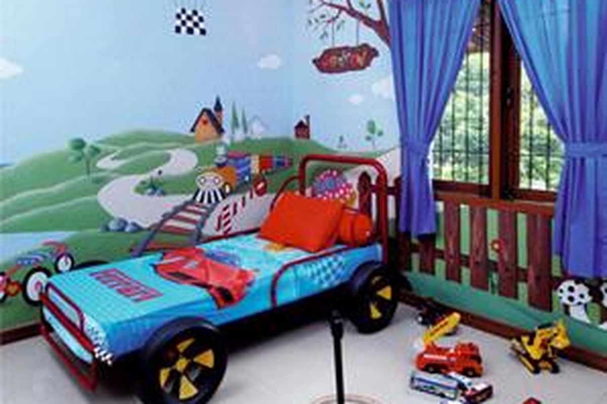 Ilustrasi indah memenuhi seluruh dinding. Imajinasi tentang bukit, kereta api, dan mobil balap tertuang di kamar ini. 