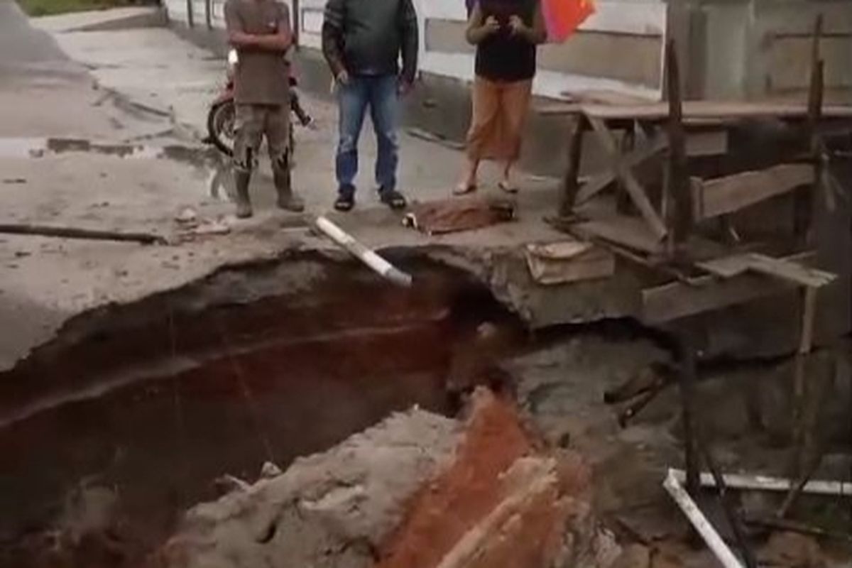 Terkikis Banjir, Jalan Penghubung 3 Desa di Bangka Barat Ambruk