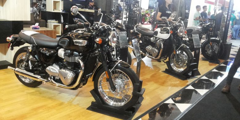 Deretan motor yang dipajang di stan Triumph pada hari ketiga pameran Indonesia International Motor Show (IIMS) 2018, JIExpo Kemayoran, Jakarta, Sabtu (21/4/2018).