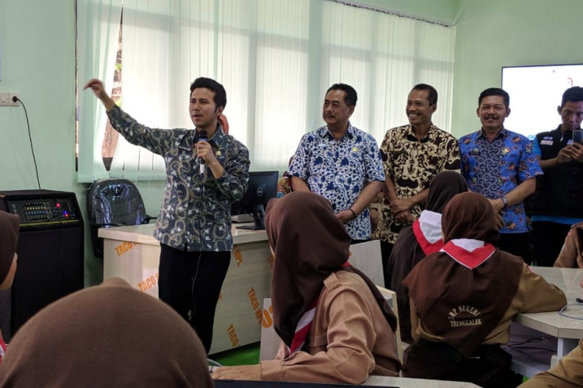 Wakil Gubernur Jawa Timur Emil Elestianto Dardak, saat menjabat sebagai Bupati Trenggalek sedang menjelaskan keunggulan Active Learning Classroom (ALC) di SMPN 1 Trenggalek, Jumat (8/2/2019). 