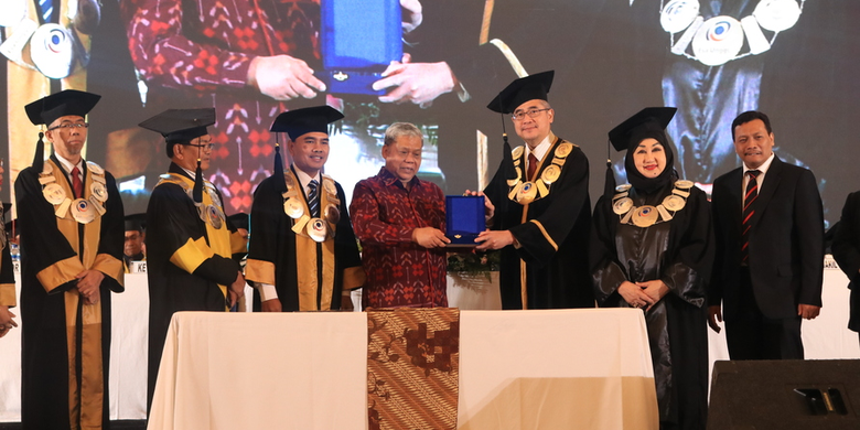 Acara wisuda program diploma, sarjana, dan pascasarjana Universitas Esa Unggul diselenggarakan di Hotel Pullman Central Park, Jakarta Barat, Selasa (10/12/2019).