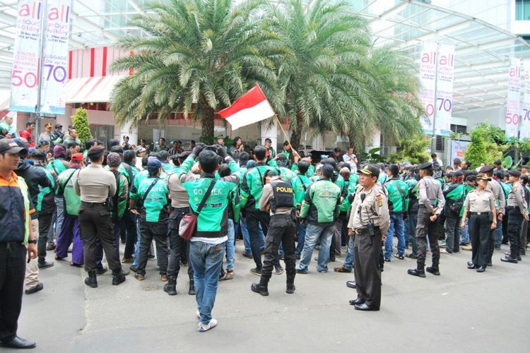 Demo pengemudi Go-Jek di depan Pasaraya Blok M, Kamis (9/11/2017).