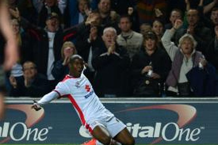 Penyerang MK Dons, Benik Afobe, merayakan gol keduanya (dari dua) ke gawang Manchester United, pada pertandingan putaran kedua Piala Liga, di Stadium MK, Milton Keynes, 26 Agustus 2014. 