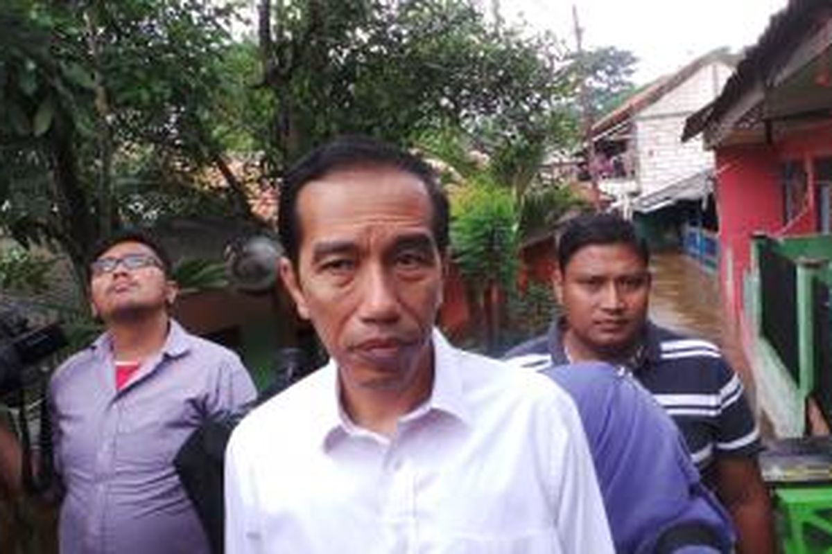 Gubernur DKI Jakarta Joko Widodo saat meninjau banjir di Balekambang, Kramatjati, Jakarta Timur, Sabtu (18/1/2014).