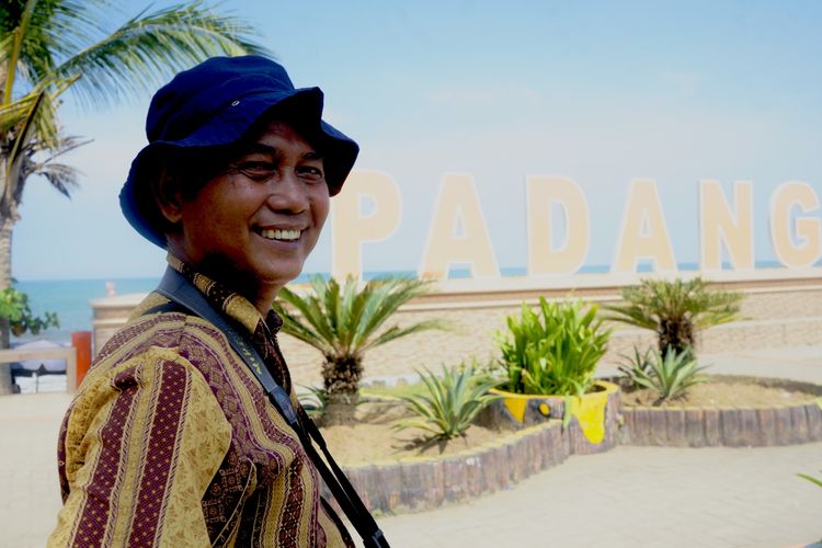 Mencetak Sarjana dari Balik Lensa: Kisah Faisal, Sang Penjaga Momen di Wisata Kota Padang