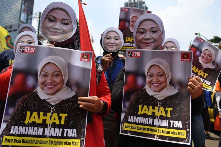 Sejumlah buruh mengenakan topeng Menteri Tenaga Kerja Ida Fauziah saat berunjuk rasa di depan Kantor Kementerian Ketenagakerjaan (Kemnaker), Jakarta, Rabu (16/2/2022). Pengunjuk rasa yang tergabung dari sejumlah organisasi buruh tersebut, menuntut pencabutan Permenaker No 2 Tahun 2022 tentang Tata Cara dan Persyaratan Pembayaran Manfaat Jaminan Hari Tua (JHT) dan pengunduran diri Ida Fauziah sebagai Menaker.