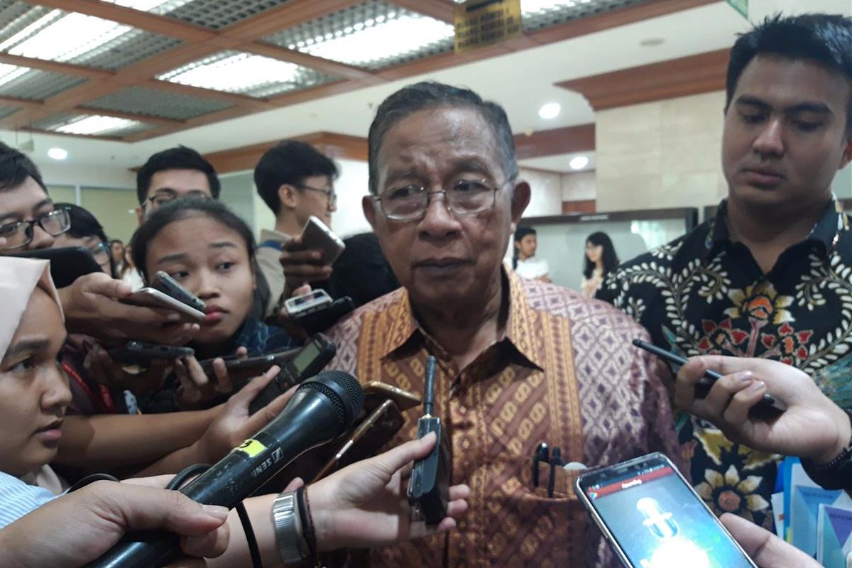 Menteri Koordinator Bidang Perekonomian Darmin Nasution ketika ditemui usai rapat kerja dengan Badan Anggaran DPR RI di Jakarta, Selasa (25/6/2019).