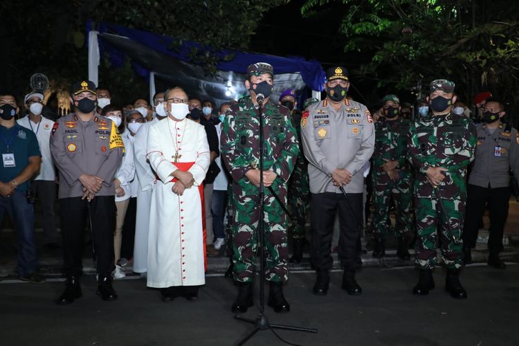 Panglima TNI Marsekal Hadi Tjahjanto meninjau langsung pengamanan yang dilakukan personel gabungan dari TNI dan Polri di Gereja Katedral Jakarta, Kamis (1/4/2021) malam.