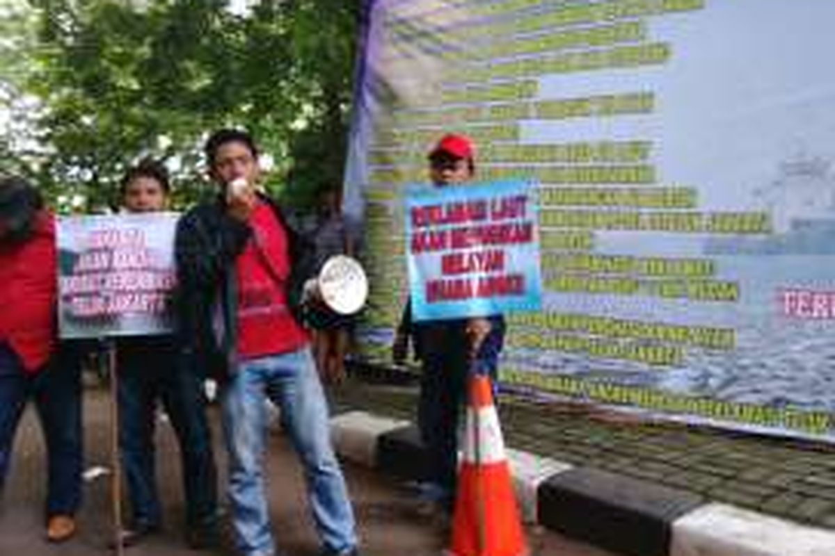 Puluhan nelayan di pesisir Jakarta ikut mendatangi Pengadilan Tata Usaha Negara (PTUN) jelang sidang lanjutan reklamasi, Kamis (7/4/2016). Sebelum sidang para nelayan melakukan unjuk rasa di depan PTUN.