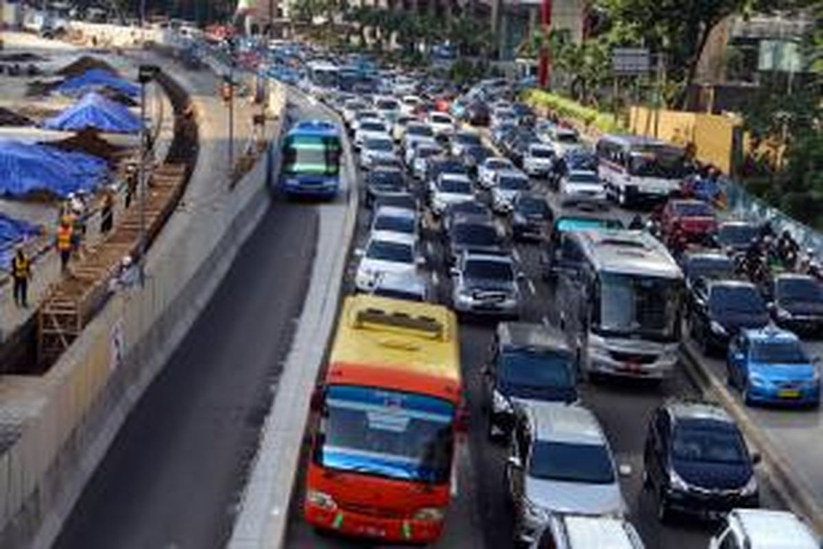 Sejumlah kendaraan terjebak kemacetan panjang di Jalan Sudirman, Jakarta Pusat, Rabu (13/8/2014). Kemacetan terjadi karena imbas dari pengerjaan proyek mass rapid transit (MRT) sepanjang 4,5 kilometer yang diperkirakan akan terjadi hingga lima tahun ke depan. WARTA KOTA/ANGGA BHAGYA NUGRAHA