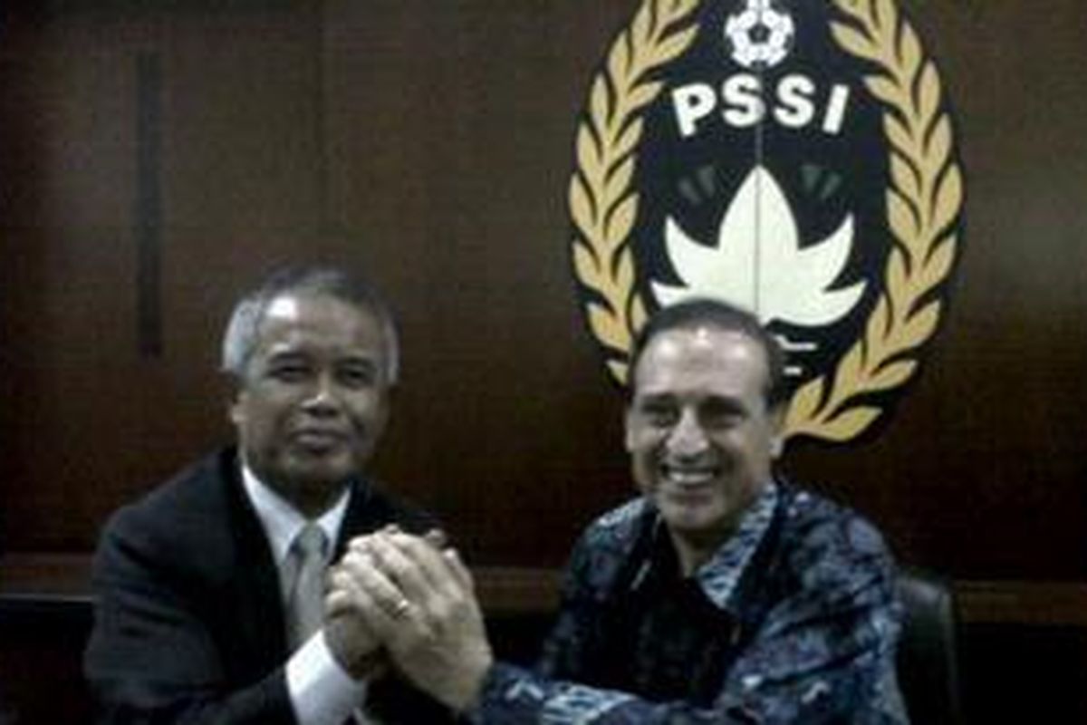 CEO Inter Milan, Ernesto Paolillo (kanan) bersama Ketum PSSI, Djohar Arifin Husin (kiri) seusai konferensi pers di kantor pssi, Senin (30/1/2012)
