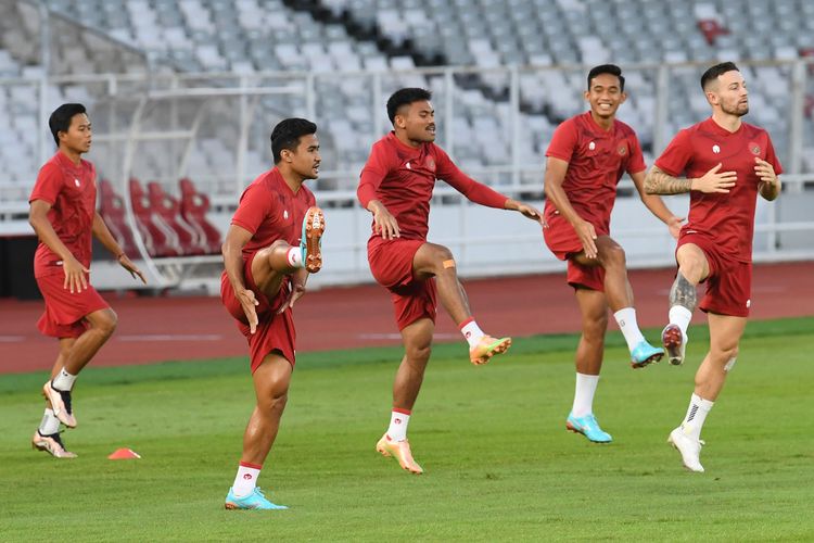 Sejumlah pemain Timnas Indonesia berlatih menjelang laga semifinal Piala AFF 2022 di Stadion Utama Gelora Bung Karno, Jakarta, Kamis (5/1/2023). Partai semifinal Piala AFF akan mempertemukan Timnas Indonesia melawan Timnas Vietnam. ANTARA FOTO/Akbar Nugroho Gumay/rwa.