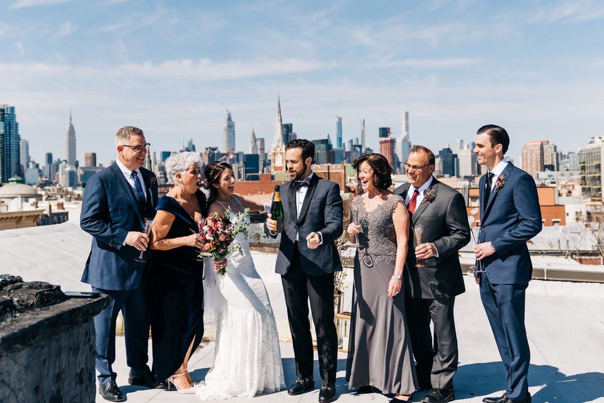 Pasangan Paula Fastuca dan Ken Caccavale menggelar pernikahan di atap apartemen mereka di Brooklyn.