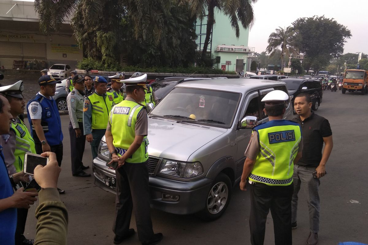 Mobil berpelat RF hendak nekad masuk ke Tol Cibubur saat ganjil-genap, Senin (16/4/2018)