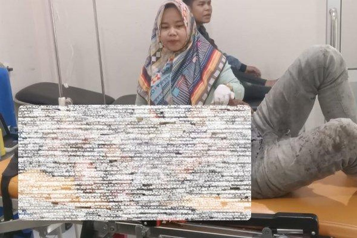 Polsek Pamulihan saat melakukan pengecekan lokasi seorang warga yang tersengat listrik Sutet di Desa Pakenjeng, Kecamatan Pamulihan, pada Selasa (4/7/2023). 
