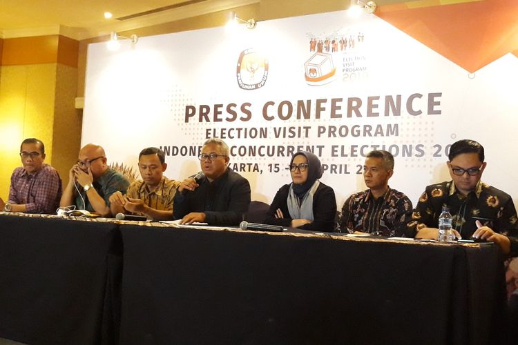 Konferensi pers KPU di Hotel Ritz Carlton, Jakarta,  Kamis (18/4/2018) dini hari.