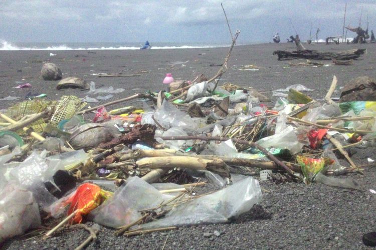 Sampah sisa makanan bertebaran di pantai sekitar kawasan wisata Glagah dan Congot, Kecamatan Temon, Kulon Progo, DIY.