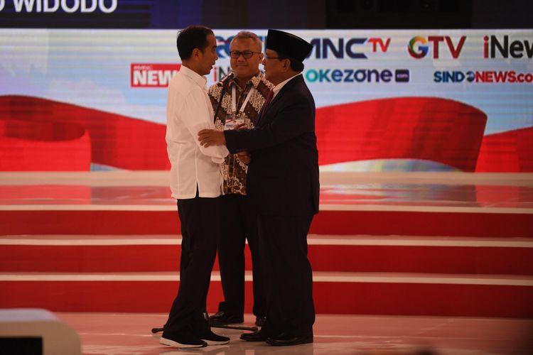 Capres nomor urut 01 Joko Widodo (kiri) berjabat tangan dengan Capres nomor urut 02 Prabowo Subianto (kanan) disaksikan Ketua KPU Arief Budiman (tengah) saat debat capres 2019 putaran kedua di Hotel Sultan, Jakarta, Minggu (17/2/2019). Debat kedua yang hanya diikuti capres tanpa wapresnya itu mengangkat tema energi dan pangan, sumber daya alam dan lingkungan hidup, serta infrastruktur.