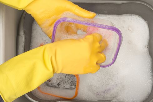 5 Cara Menghilangkan Bau pada Wadah Plastik dengan Bahan Alami