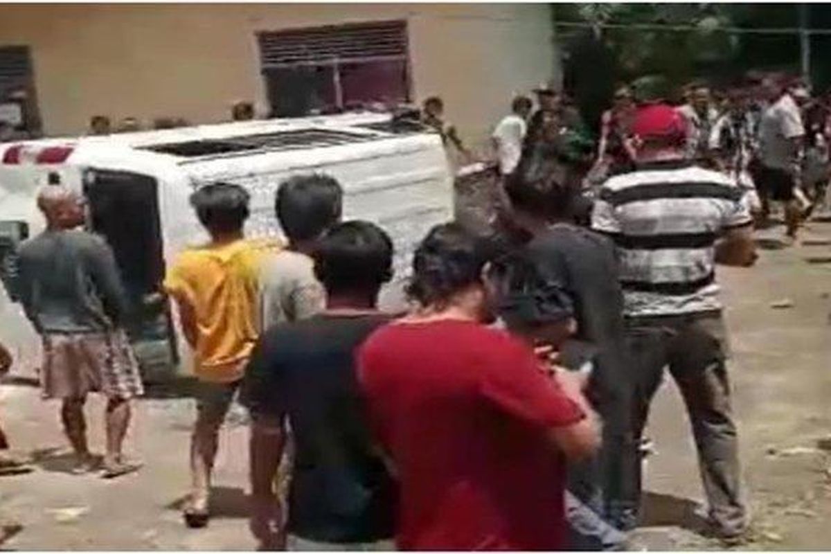 Aksi amuk warga ini terjadi di Desa Sukaraja, Kecamatan Karang Jaya, Muratara, Sumsel, Senin (6/2/2023). Massa mengamuk setelah mendapat kabar bahwa sejumlah orang dalam mobil itu hendak melakukan percobaan penculikan anak.

