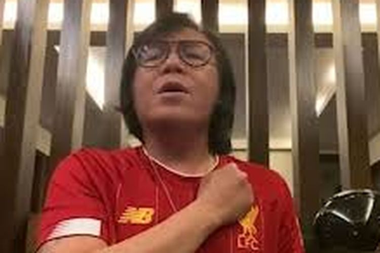 Penyanyi Ari Lasso saat menyanyikan lagu Youll Never Walk Alone pada suatu kesempatan.