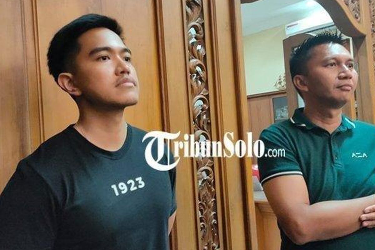 Dirut Persis Solo, Kaesang Pangarep (kiri), bersama Pimpinan Persebaya, Azrul Ananda (kanan), setelah bertemu dan berdiskusi pada Senin (24/10/2022). Persebaya dan Persis sepakat akan menyurati PSSI dalam waktu dekat.