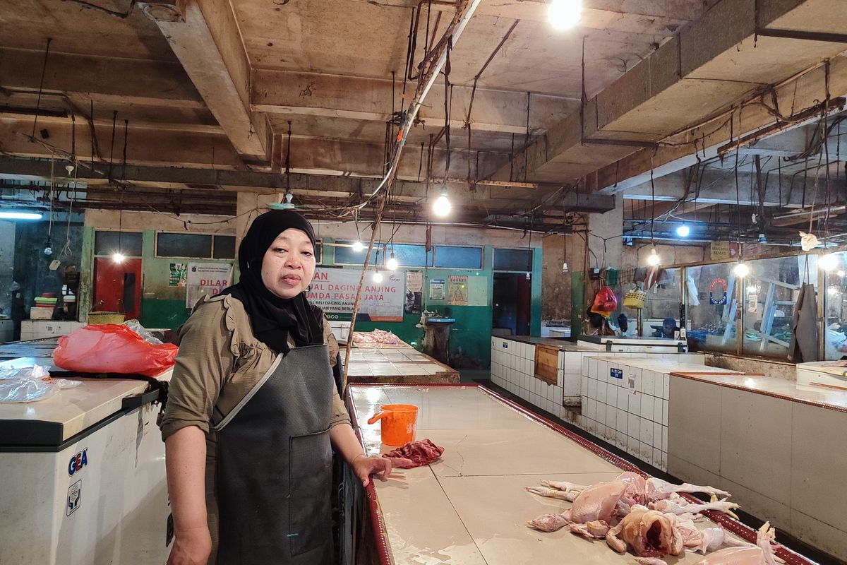 Sutinah, salah satu penjual daging ayam di Pasar Cibubur, Jakarta Timur, Rabu (12/7/2023). 