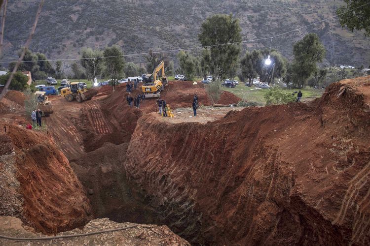 Pertahanan sipil dan otoritas lokal menggali di sebuah bukit ketika mereka berusaha menyelamatkan seorang bocah lelaki berusia 5 tahun yang jatuh ke dalam lubang di dekat kota Bab Berred dekat Chefchaouen, Maroko, Kamis, 3 Februari 2022. 