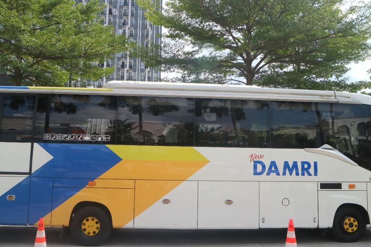 Bus DAMRI dengan rute Jababeka-Bandara Soekarno Hatta