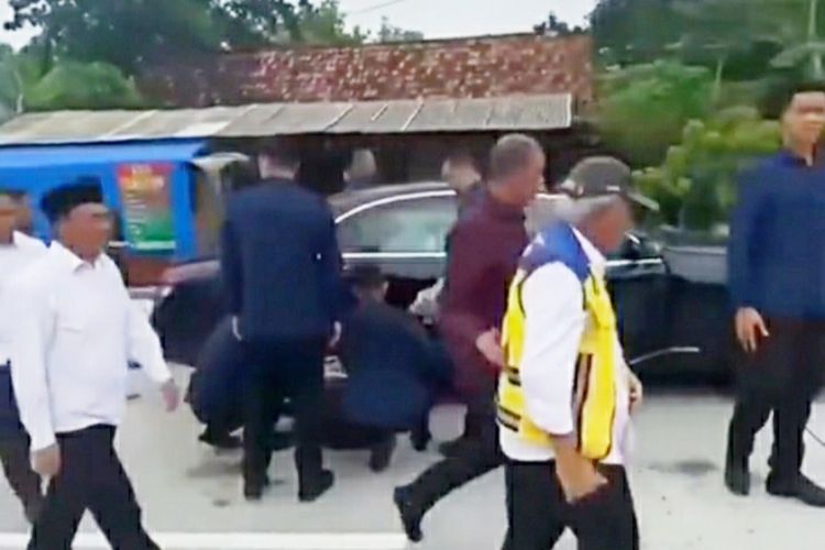 Video yang menarasikan mobil dinas yang ditumpangi Presiden Joko Widodo diduga mengalami pecah ban di wilayah Kabupaten Grobogan, Jawa Tengah viral di media sosial.