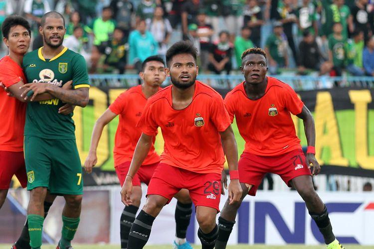 Pemain Bhayangkara FC Saddil Ramdani (tengah) saat melawan Persebaya Surabaya saat babak penyisihan grup A Piala Gubernur Jatim 2020 yang berakhir dengan skor 1-0 di Stadion Gelora Bangkalan, Jawa Timur, Rabu (12/02/2020) sore.