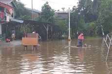 Banjir di Rokan Hulu Surut, Warga Bersihkan Sampah dan Lumpur 