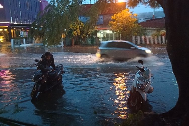 Hujan lebat mengguyur kota Padang sejak sore tadi. Pengendara diminta waspada longsor dan pohon tumbang.