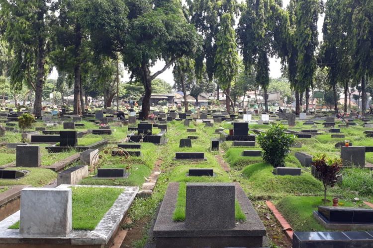 Kondisi lahan pemakaman di TPU Jeruk Purut, Jakarta Selatan, tampak tidak beraturan, Kamis (29/3/2018). Jarak antar-makam berdempetan.