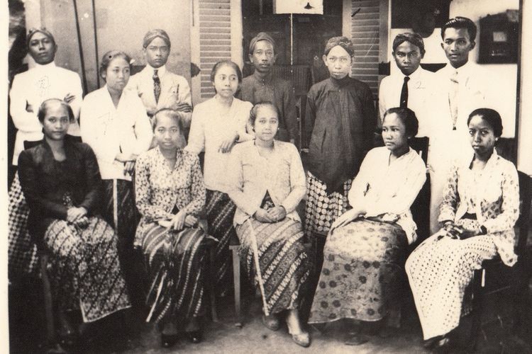 Para pamong (guru) yang mengajar di Taman Siswa pada tahun 1934. Posisi dari kiri ke kanan untuk pamong perempuan (duduk), adalah Nyi Surip, Nyi Sudarminto, Nyi Hajar Dewantara, Nyi Mangunsarkoro, dan Nyi Sunaryati Sukemi. Posisi dari kiri ke kanan untuk pamong laki-laki (berdiri), adalah Ki Mangun Kawoco, Ki Hajar Dewantara, Ki Suwarjo, dan Suryo Adiputro.