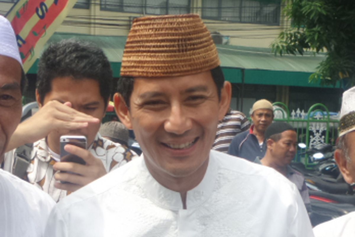 Calon wakil gubernur DKI Jakarta Sandiaga Uno saat mendatangi perayaan Isra Miraj sekaligus tasyakuran kemenangan Anies-Sandi di Masjid Al Barkah As Syafiiyah Tebet, Jakarta Pusat, Minggu (23/4/2017).