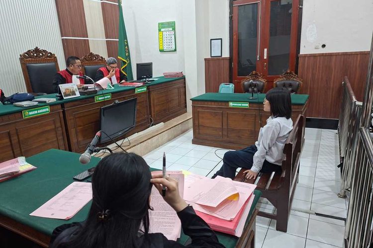 Terdakwa investasi bodong Amelia Hutomo Candra menjalani sidang lanjutan di PN Surabaya, Kamis (10/7/2025).