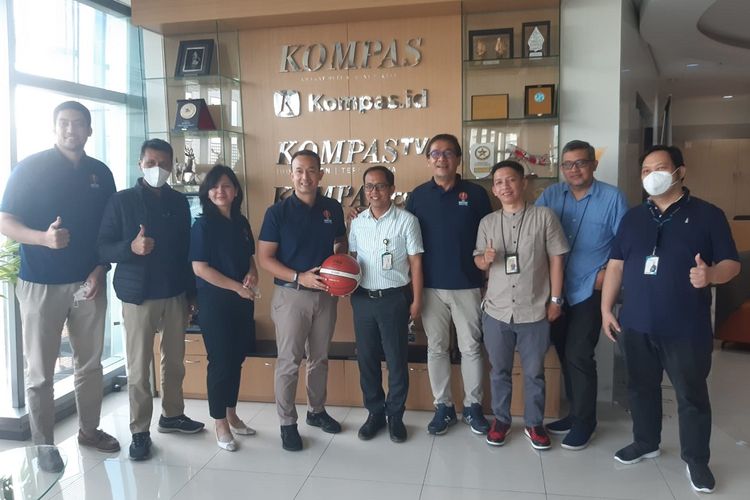 Ketua Panitia Pelaksana FIBA Asia Cup Indonesia 2022 Junas Miradiarsyah (tengah) bersama jajaran seusai menghadiri acara Media Roadshow bersama Kompas Gramedia Group di Menara Kompas, Palmerah Selatan, Jakarta, pada Selasa (14/6/2022).