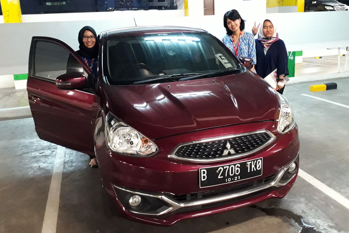 Karyawan wanita mataharimall.com dan Mbiz.com usai menjajal Mitsubishi New Mirage di kawasan Kuningan, Jakarta, (18/5/2017).