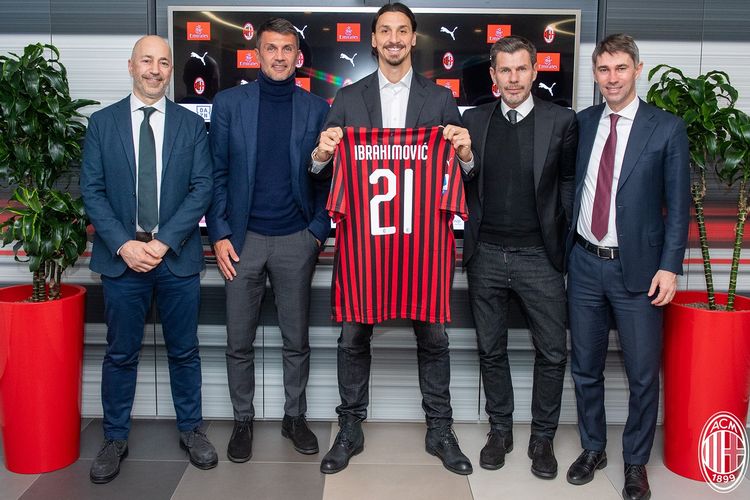 Striker AC Milan, Zlatan Ibrahimovic, memamerkan jersey bernomor 21 diapit oleh dua direktur Rossoneri, Paolo Maldini dan Zvonimir Boban di Milanello, Milan, pada Kamis (2/1/2020).