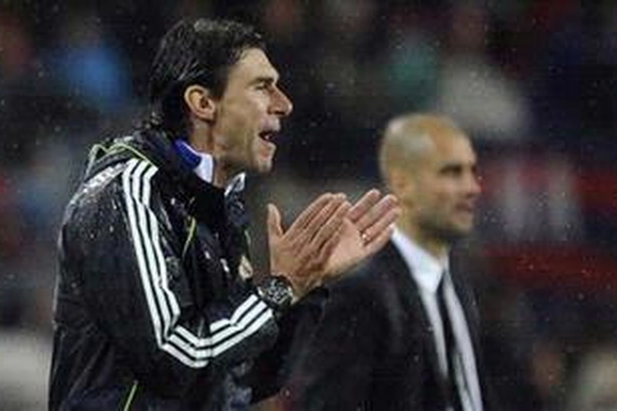 Asisten pelatih Real Madrid, Aitor Karanka (kiri) menyaksikan pasukannya melawan Barcelona di leg kedua semifinal Liga Champions, di Camp Nou, Selasa (3/5/2011).