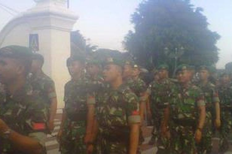 Warga Yogyakarta beserta TNI-Polri melakukan ritual Mubeng Benteng Kraton Yogyakarta, Minggu (28/4/2013) sore.
