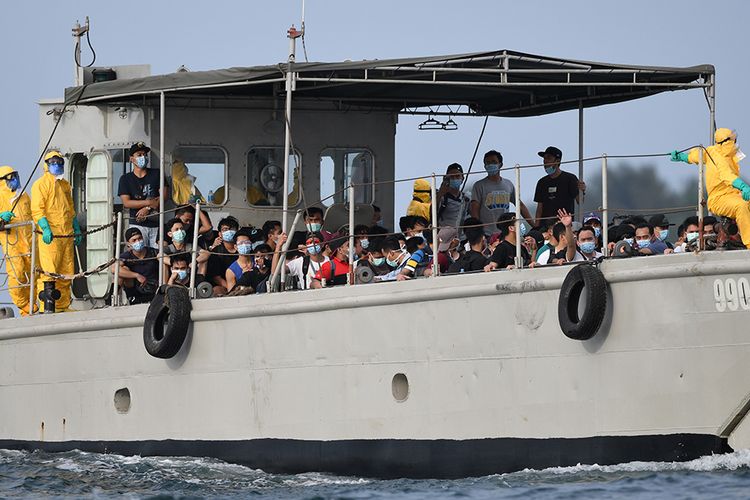 Landing Craft Utility (LCU) KRI dr Soeharso mengangkut WNI ABK World Dream untuk diobservasi di Pulau Sebaru Kecil, Kepulauan Seribu, Jakarta, Jumat (28/2/2020). Selanjutnya, para WNI itu akan melanjutkan 14 hari masa observasi usai dipulangkan dari Hong Kong akibat mewabahnya virus corona (Covid-19).