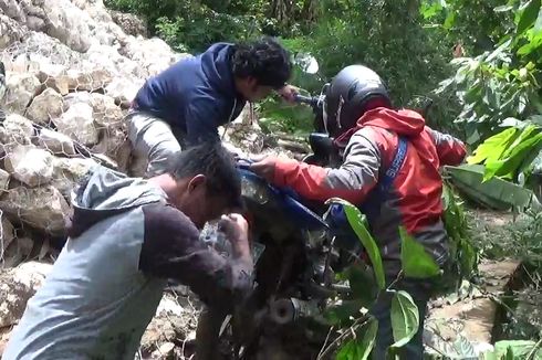 Jalan Ambles di Toraja-Pinrang, Akses Lumpuh, Warga Terpaksa Angkat Kendaraan