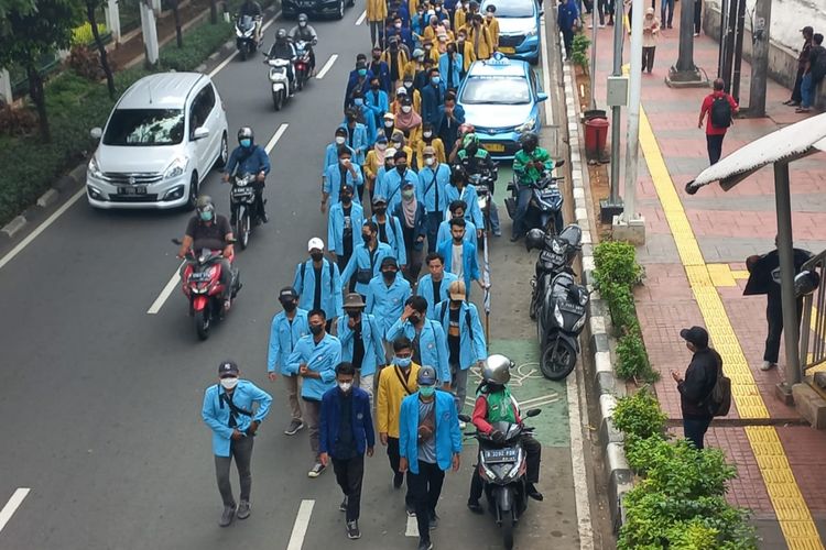 Massa aksi Aliansi BEM SI longmarch di Jalan Palmerah Timur menuju Gedung DPR/MPR RI, Jakarta Pusat, Senin (11/4/2022).